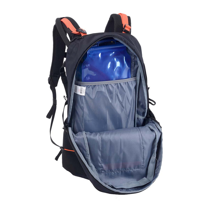 Large main compartment with an inner pocket suitable for a 3-liter hydration bladder